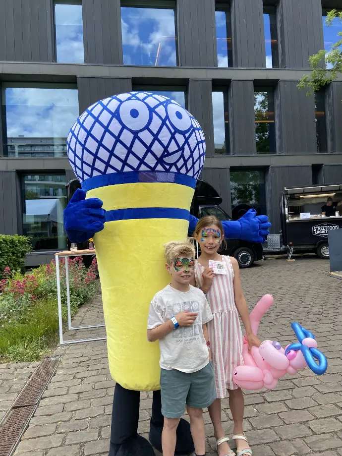 "Mike de Microfoon mascotte met kinderen op kinderdisco evenement