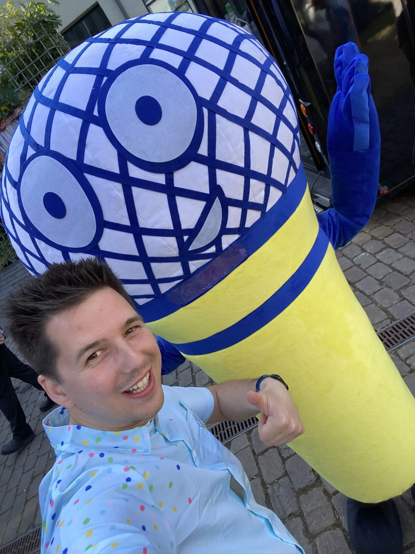 Mike de Microfoon mascotte met kinderen op kinderdisco evenement